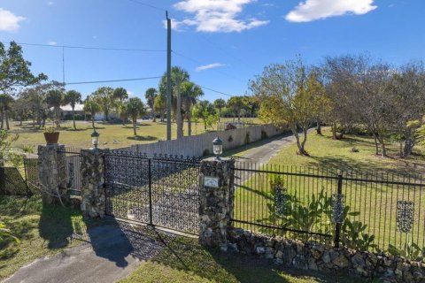 House in Vero Beach, Florida 4 bedrooms, 237.27 sq.m. № 2228289 - photo 4
