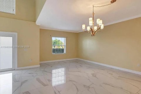 Casa en alquiler en Port St. Lucie, Florida, 6 dormitorios, 363.81 m2 № 2026542 - foto 3
