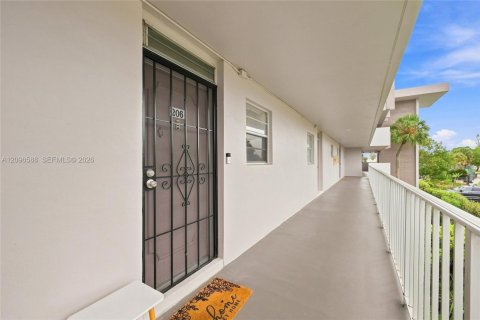 Copropriété à louer à Lauderdale Lakes, Floride: 1 chambre, 71.35 m2 № 2390451 - photo 4