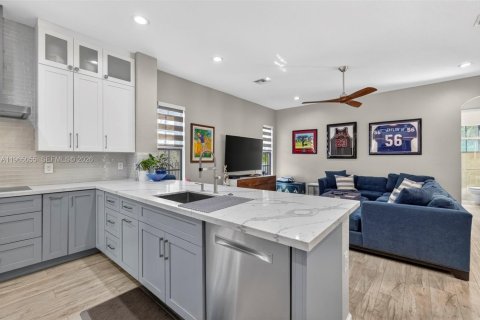 House in Cooper City, Florida 4 bedrooms, 230.4 sq.m. № 2027220 - photo 14