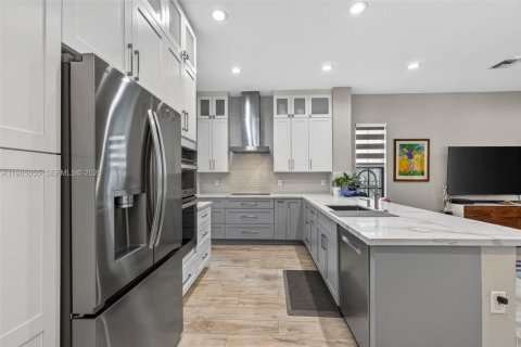 House in Cooper City, Florida 4 bedrooms, 230.4 sq.m. № 2027220 - photo 12