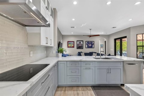 House in Cooper City, Florida 4 bedrooms, 230.4 sq.m. № 2027220 - photo 15