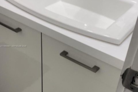 Touwnhouse à louer à Miami, Floride: 2 chambres, 141.21 m2 № 2057065 - photo 4