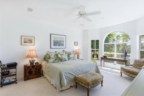 House in University Park, Florida 3 bedrooms, 200.48 sq.m. № 2108336 - photo 17