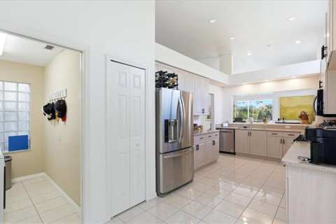 House in University Park, Florida 3 bedrooms, 200.48 sq.m. № 2108336 - photo 15