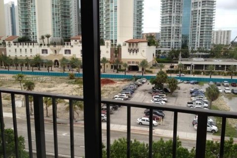 Condo in Sunny Isles Beach, Florida, 2 bedrooms  № 1974041 - photo 1