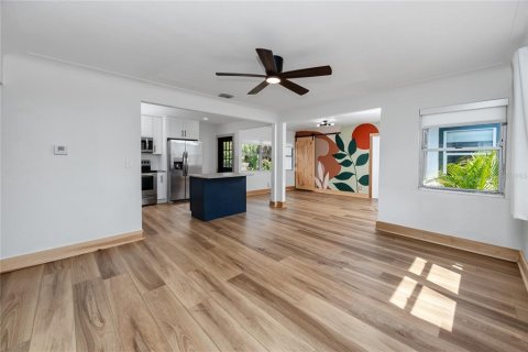House in Saint Petersburg, Florida 3 bedrooms, 99.22 sq.m. № 1894756 - photo 13