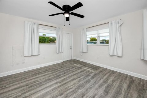 House in Saint Petersburg, Florida 3 bedrooms, 99.22 sq.m. № 1894756 - photo 28