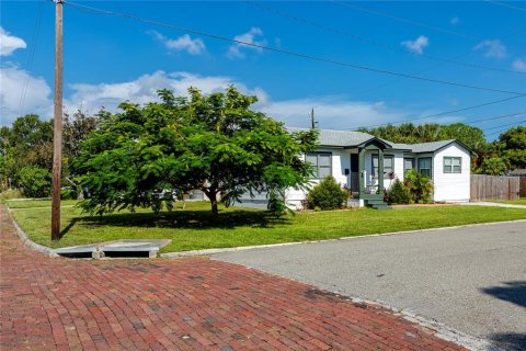 House in Saint Petersburg, Florida 3 bedrooms, 99.22 sq.m. № 1894756 - photo 7