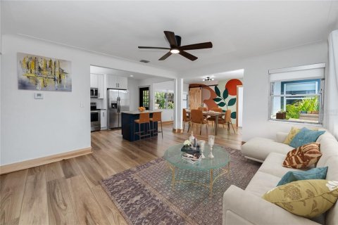 House in Saint Petersburg, Florida 3 bedrooms, 99.22 sq.m. № 1894756 - photo 2