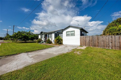 House in Saint Petersburg, Florida 3 bedrooms, 99.22 sq.m. № 1894756 - photo 8