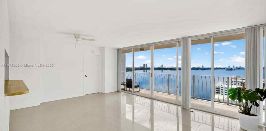 Кондоминиум с 2 спальнями в Норт-Бей-Виллидж, Флорида № 1921627