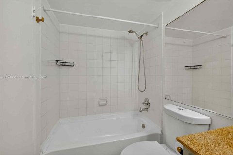 Купить кондоминиум в Норт-Бей-Виллидж, Флорида 2 спальни, 95.69м2, № 1921627 - фото 10