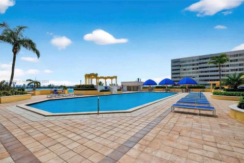 Купить кондоминиум в Норт-Бей-Виллидж, Флорида 2 спальни, 95.69м2, № 1921627 - фото 13