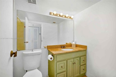 Купить кондоминиум в Норт-Бей-Виллидж, Флорида 2 спальни, 95.69м2, № 1921627 - фото 11