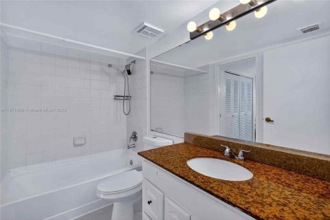 Купить кондоминиум в Норт-Бей-Виллидж, Флорида 2 спальни, 95.69м2, № 1921627 - фото 8