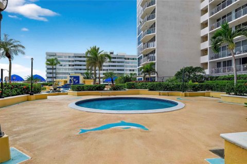 Купить кондоминиум в Норт-Бей-Виллидж, Флорида 2 спальни, 95.69м2, № 1921627 - фото 15