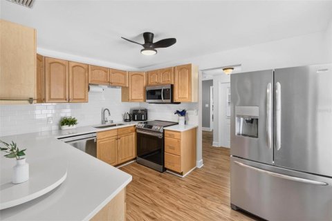 Villa ou maison à louer à Saint Petersburg, Floride: 4 chambres, 133.04 m2 № 2348046 - photo 8