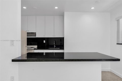 Apartment in Miami, Florida 2 bedrooms, 462.65 sq.m. № 1944972 - photo 5