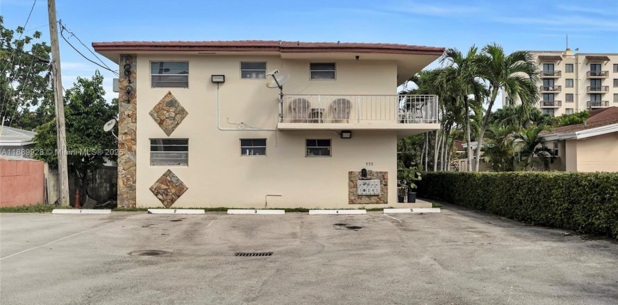 Apartment in Miami, Florida 2 bedrooms, 462.65 sq.m. № 1944972