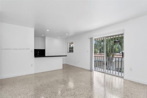 Apartment in Miami, Florida 2 bedrooms, 462.65 sq.m. № 1944972 - photo 3