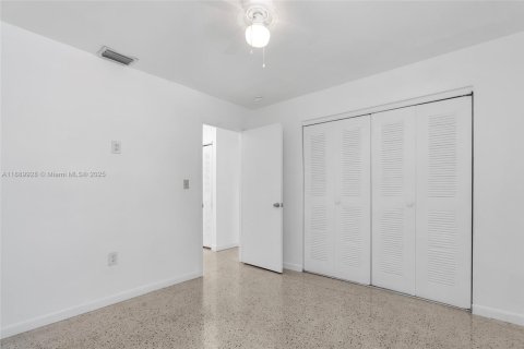 Apartment in Miami, Florida 2 bedrooms, 462.65 sq.m. № 1944972 - photo 12