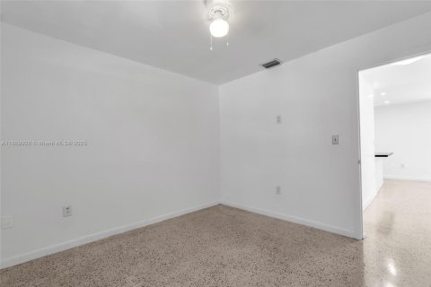 Apartment in Miami, Florida 2 bedrooms, 462.65 sq.m. № 1944972 - photo 13