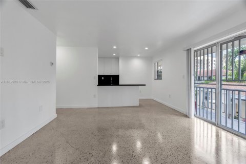 Apartment in Miami, Florida 2 bedrooms, 462.65 sq.m. № 1944972 - photo 2