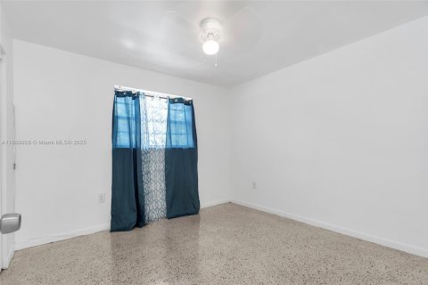 Apartment in Miami, Florida 2 bedrooms, 462.65 sq.m. № 1944972 - photo 11