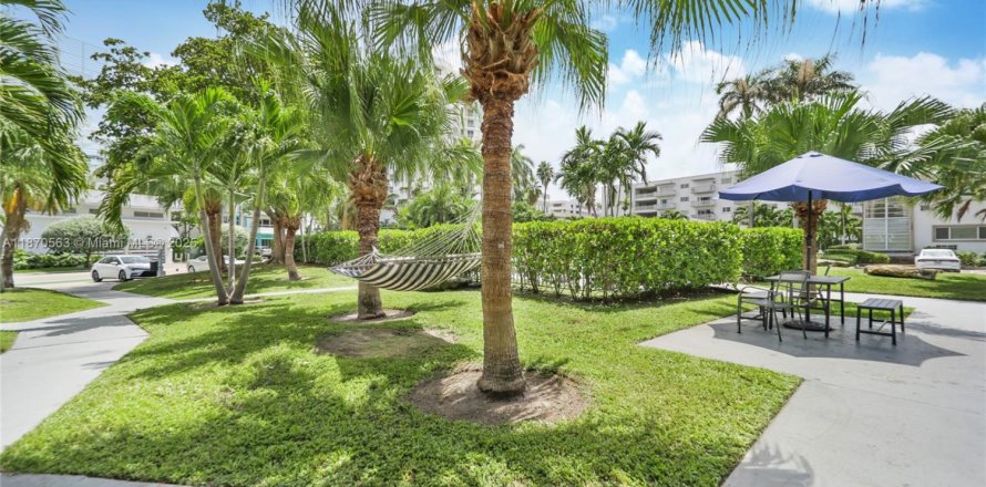 Apartment in Bay Harbor Islands, Florida 2 bedrooms, 100.24 sq.m. № 1895602