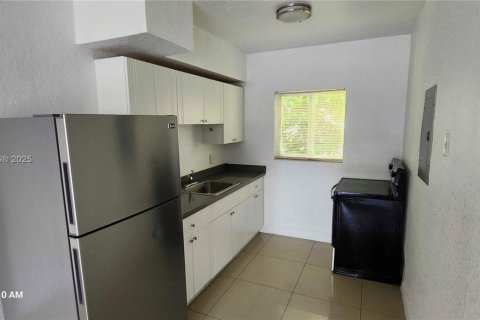 Apartment in Bay Harbor Islands, Florida 2 bedrooms, 100.24 sq.m. № 1895602 - photo 2
