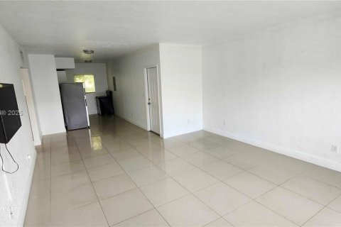 Apartment in Bay Harbor Islands, Florida 2 bedrooms, 100.24 sq.m. № 1895602 - photo 4
