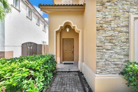 House in Miami, Florida 4 bedrooms, 243.96 sq.m. № 1931587 - photo 4