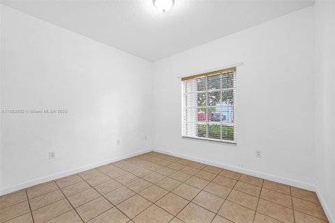 House in Miami, Florida 4 bedrooms, 243.96 sq.m. № 1931587 - photo 13