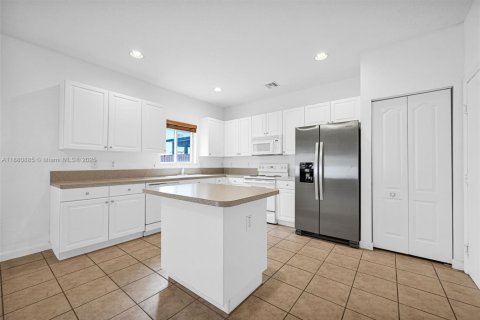 House in Miami, Florida 4 bedrooms, 243.96 sq.m. № 1931587 - photo 18