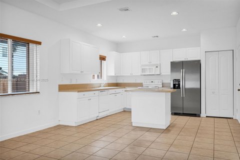 House in Miami, Florida 4 bedrooms, 243.96 sq.m. № 1931587 - photo 17