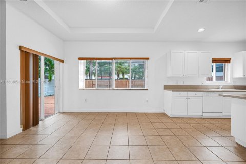 House in Miami, Florida 4 bedrooms, 243.96 sq.m. № 1931587 - photo 20