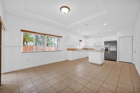 House in Miami, Florida 4 bedrooms, 243.96 sq.m. № 1931587 - photo 16