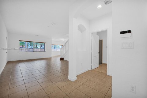 House in Miami, Florida 4 bedrooms, 243.96 sq.m. № 1931587 - photo 7