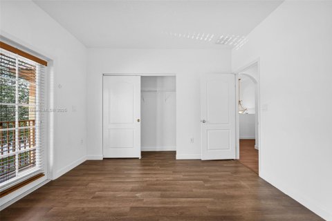 House in Miami, Florida 4 bedrooms, 243.96 sq.m. № 1931587 - photo 30