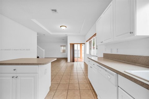 House in Miami, Florida 4 bedrooms, 243.96 sq.m. № 1931587 - photo 19