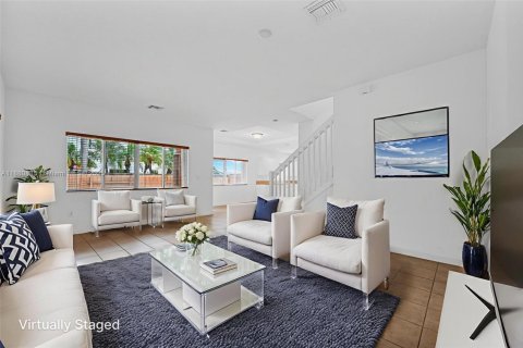 House in Miami, Florida 4 bedrooms, 243.96 sq.m. № 1931587 - photo 10