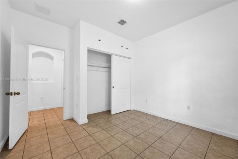 House in Miami, Florida 4 bedrooms, 243.96 sq.m. № 1931587 - photo 12