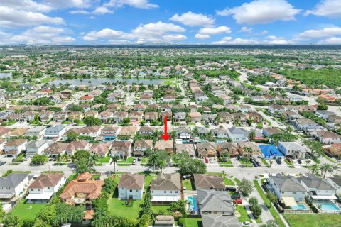 House in Miami, Florida 4 bedrooms, 243.96 sq.m. № 1931587 - photo 6