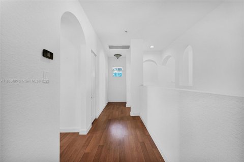 House in Miami, Florida 4 bedrooms, 243.96 sq.m. № 1931587 - photo 24