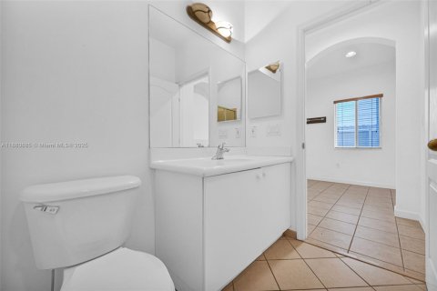 House in Miami, Florida 4 bedrooms, 243.96 sq.m. № 1931587 - photo 14