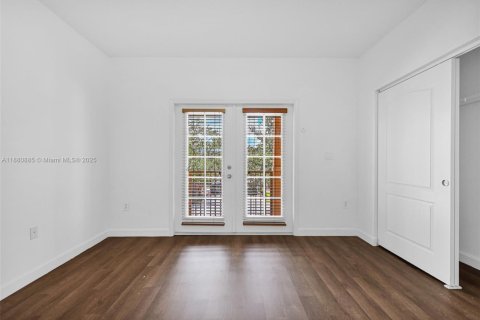 House in Miami, Florida 4 bedrooms, 243.96 sq.m. № 1931587 - photo 28