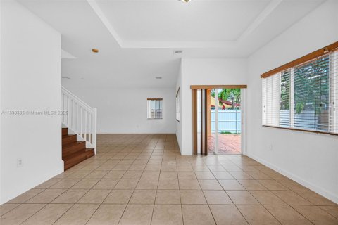 House in Miami, Florida 4 bedrooms, 243.96 sq.m. № 1931587 - photo 21