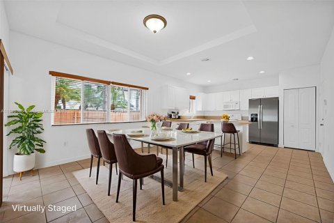 House in Miami, Florida 4 bedrooms, 243.96 sq.m. № 1931587 - photo 22