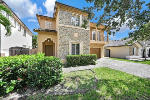 House in Miami, Florida 4 bedrooms, 243.96 sq.m. № 1931587 - photo 1